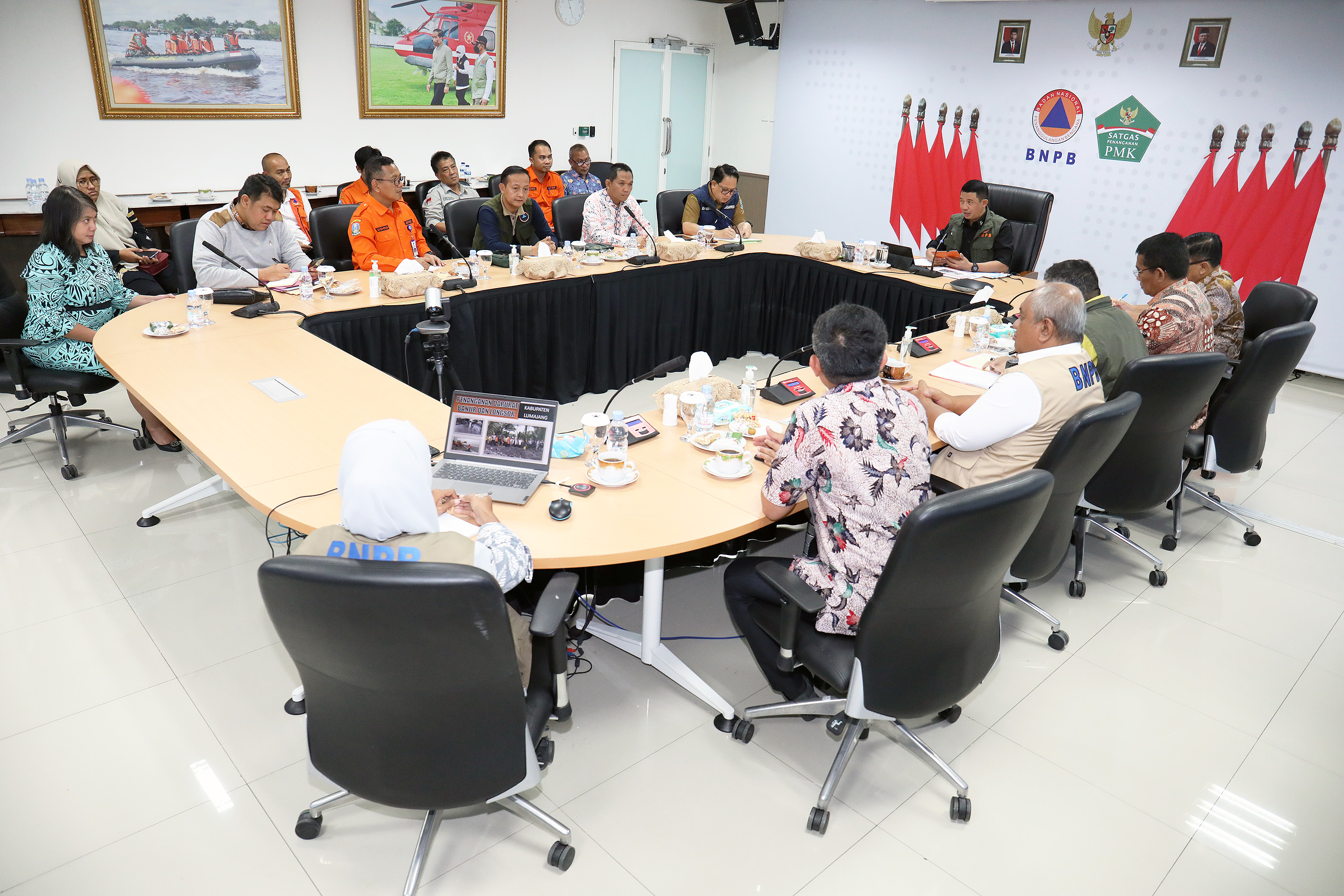 Suasana rapat pertemuan antara BNPB dengan Pemerintah Provinsi Jawa Timur di Gedung Graha BNPB, Jakarta Timur, Selasa (11/7).